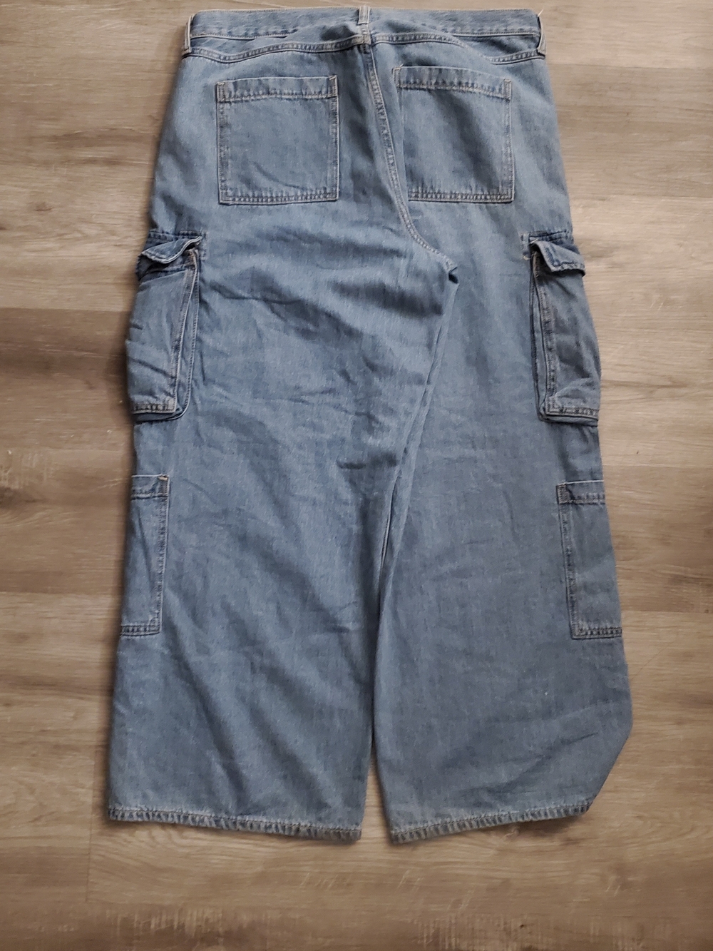 Old Navy Wide Leg Drapey Fit Light Wash Denim Cargo Pants - Picture 3 of 3